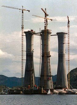 Fotografía de una plataforma petrolera en alta mar.
