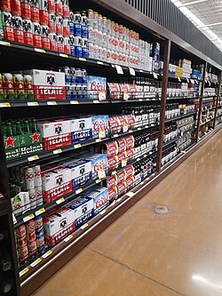 Sector de bebidas alcohólicas en un supermercado