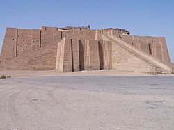 Estructura escalonada de un zigurat de Mesopotamia
