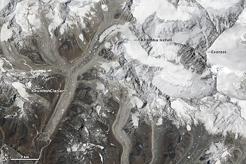 Vista del glaciar y la cascada de hielo de Khumbu