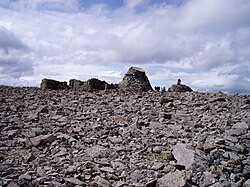 La meseta en la cima con las ruinas del observatorio