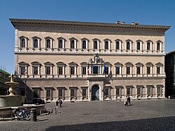 Frontones renacentistas sobre las ventanas de la planta noble del Palazzo Farnese, obra de Antonio da Sangallo el Joven y Miguel Ángel.
