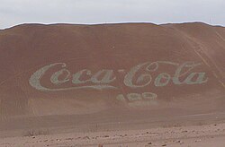 Logotipo gigante de Coca-Cola en Arica, Chile