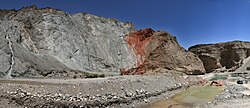 Cabalgamiento en las montañas Qilian, China, mostrando materiales antiguos sobre materiales recientes.