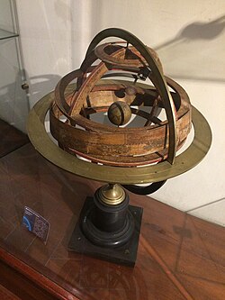 Esfera armilar del siglo XIX conservada en el Museo del Observatorio Astronómico de Quito