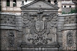 Escudo de la Puerta de Bisagra en Toledo con el águila bicéfala