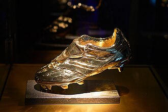 Trofeo de la Bota de Oro expuesto en exhibición deportiva.