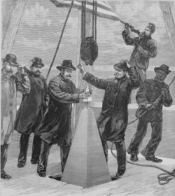 Ilustración del momento de colocación de la última piedra sobre el piramidión.