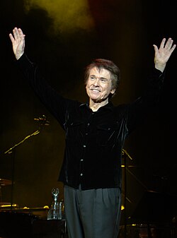 Retrato fotográfico del cantante español Raphael