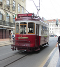 Tranvía rojo destinado a servicios turísticos.