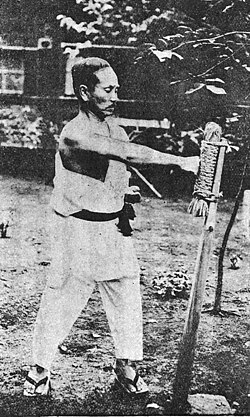 Práctica de karate en dojo
