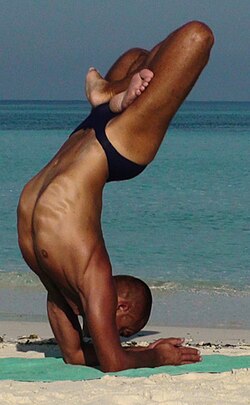 Practicante de yoga en postura corporal