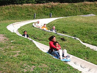 Gente participando en luge como una forma de diversión, en los Vosgos