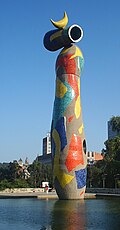 Representación de obras en un espacio expositivo contemporáneo