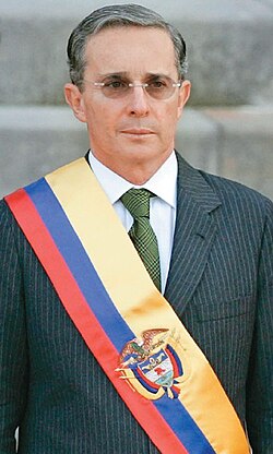 Álvaro Uribe con la banda presidencial