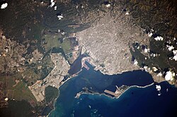 Fotografía panorámica nocturna o diurna de Kingston tomada desde la Estación Espacial Internacional.