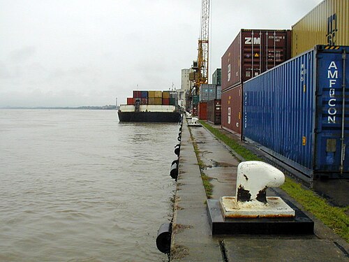 Puerto de Rosario en Argentina a la orilla del río Paraná