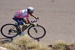 Esteban Chaves con la maglia rosa en el Giro de Italia 2016