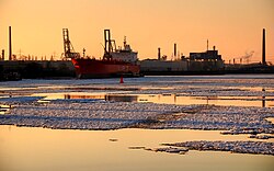 Hielo marino en puerto europeo.