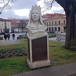 Busto de Urraca I en la plaza de San Marcelo de León