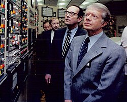 Fotografía del presidente Jimmy Carter en la sala de control de la unidad TMI-2.