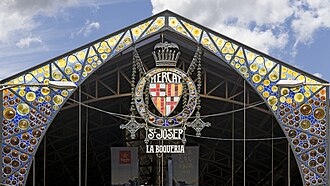 Escudo en la entrada principal de La Boquería