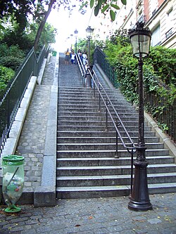 Barandilla metálica en una escalera situada en Montmartre, París.