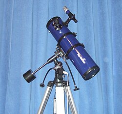 Telescopio pequeño empleado en astronomía amateur