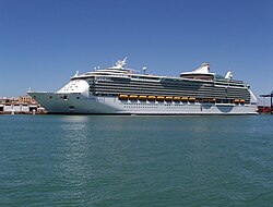 Crucero turístico atracado en las instalaciones portuarias.