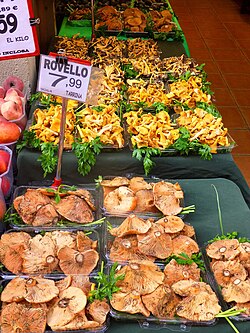 Puesto de venta de setas en el mercado