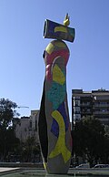 Primer plano de las aberturas superiores de la escultura