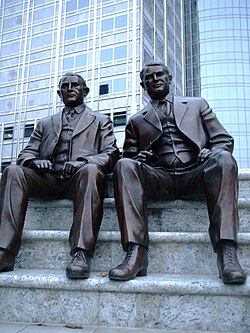 Estatua de bronce de los hermanos Will y Charlie Mayo frente al Edificio Gonda