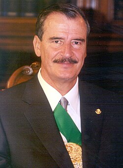 Vicente Fox junto a documentos oficiales