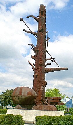 Escultura de acero Elbquelle en Riesa, creada por Jörg Immendorff