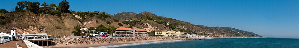 Vista panorámica de la costa y la playa de Malibú desde el muelle.