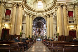 Interior del santuario