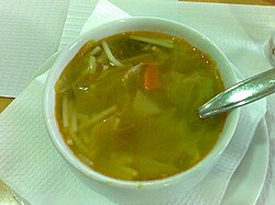 Sopa de cozido en un recipiente