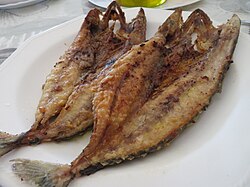 Plato de caballa frita preparado en la gastronomía española