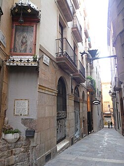 Hornacina y versos en la Bajada de Santa Eulalia