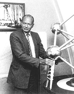 André Waterkeyn junto a una maqueta del Atomium.