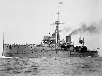 El acorazado HMS Dreadnought alrededor de 1907 navegando en el mar.