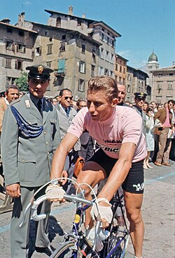 Jacques Anquetil luciendo el maillot rosa en el Giro de Italia de 1967
