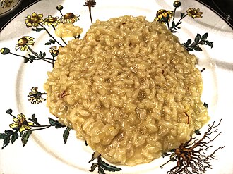 Plato de risotto servido con preparaciones tradicionales