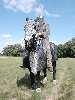 Recreación moderna de un catafracto sasánida equipado con armadura pesada