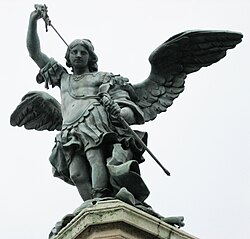 Estatua del arcángel en la cima del castillo