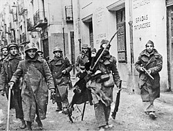 Soldados republicanos avanzando por las calles nevadas de Teruel.