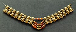 Collar con cuentas de oro y perlas de cornalina de Enkomi.