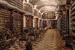 Sala de la biblioteca en el Clementinum decorada en estilo barroco
