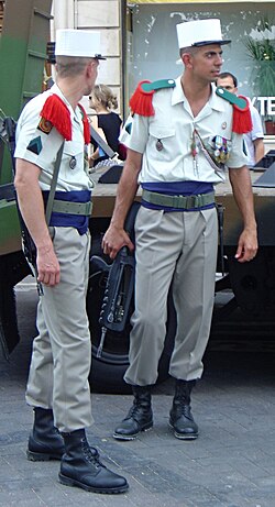 Legionarios vistiendo el uniforme de gala moderno con quepis blanco