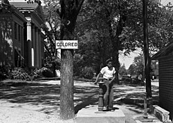 Joven afroestadounidense en un bebedero en Carolina del Norte, 1938.
